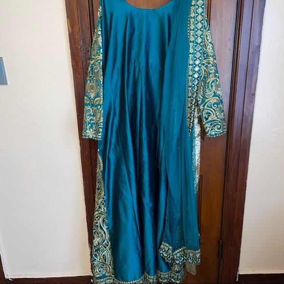 Teal with golds embroidered Indian/Pakistani style dress - Picture 4 of 4